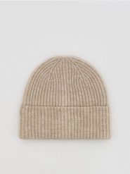 Prążkowana czapka beanie - kremowy. Białe czapki i kapelusze damskie Reserved, bez wzorów, prążkowane. Za 49.99 zł.