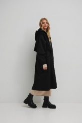 Długi płaszcz typu oversize w kolorze TOTALY BLACK - HUNTER-M/L. Czarne płaszcze damskie Marsala, l, bez wzorów, z bawełny, eleganckie, długie, bez kaptura. W wyprzedaży za 559.95 zł.