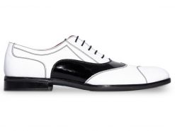 Biało-czarne lakierki męskie - Spektatory Al Capone Caponki T195. Białe eleganckie półbuty Modini Moda Męska, z materiału, casualowe, bez zapięcia. W wyprzedaży za 359.10 zł.