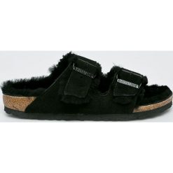 Birkenstock - Kapcie Arizona Fur. Czarne kapcie damskie Birkenstock, bez wzorów, z materiału. W wyprzedaży za 339.90 zł.