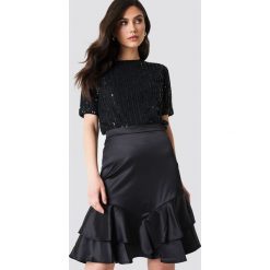 NA-KD Party Spódnica Shiny Frill - Black. Spódnice damskie marki NA-KD Party. W wyprzedaży za 36.58 zł.