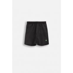 Spodenki treningowe dla chłopca Lemon Explore WL6 czarne do kolan. Czarne spodnie sportowe dla chłopców LEMON explore, bez wzorów, z elastanu, młodzieżowe, krótkie, na fitness i siłownię. Za 49.90 zł.