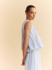 Bluzka z lyocellem - jasnoniebieski. Niebieskie bluzki damskie Reserved, l, bez wzorów, z lyocellu, bez kołnierzyka, bez ramiączek. Za 109.99 zł.