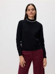 Sweter z ozdobną aplikacją - czarny. Czarne swetry damskie Reserved, l, z aplikacjami, z dzianiny, bez kołnierzyka, bez ramiączek, bez kaptura. Za 129.99 zł.