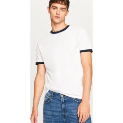 T-shirt z kontrastową lamówką - Biały. T-shirty męskie marki Giacomo Conti. W wyprzedaży za 24.99 zł.