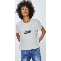 Tommy Jeans - Top. Szare topy damskie Tommy Jeans, z nadrukiem, z bawełny, z okrągłym kołnierzem, z krótkim rękawem. Za 159.90 zł.
