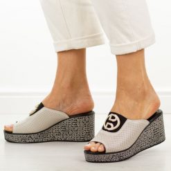 Beżowe skórzane klapki damskie na koturnie S.Barski 7012. Brązowe klapki damskie S.BARSKI, z aplikacjami, z jeansu, casualowe, bez obcasa, na koturnie. Za 229.00 zł.