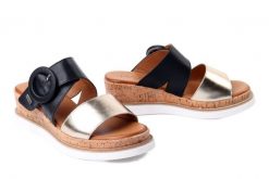 PIAZZA 900180-01 schwarz, klapki damskie. Czarne klapki damskie Piazza, bez wzorów, bez obcasa. Za 254.92 zł.