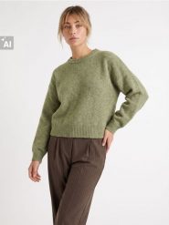 Sweter chunky z obniżoną linią ramion - zielony. Zielone swetry damskie Sinsay, l, bez wzorów, bez kołnierzyka, bez ramiączek, bez kaptura. Za 59.99 zł.