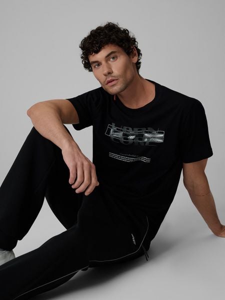 4F T-shirt regular z nadrukiem męski - czarny L. Czarne koszulki sportowe męskie 4f, l, bez wzorów, z bawełny, klasyczne, bez kołnierzyka. Za 69.99 zł.