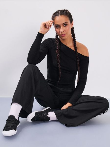 Trampki z ozdobnymi przeszyciami - czarny. Czarne trampki i tenisówki damskie Sinsay, bez wzorów, bez zapięcia. W wyprzedaży za 17.99 zł.