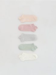 Krótkie skarpetki z haftem 5 pac - pastelowy róż. Czerwone skarpety damskie Reserved, bez wzorów. Za 49.99 zł.