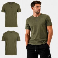 KOSZULKA MĘSKA 4F T-SHIRT SPORTOWY KOLEKCJA LIMITOWANA M3947 SS26. Zielone koszulki sportowe męskie 4f, m, bez wzorów, z bawełny, bez kołnierzyka, bez ramiączek, na fitness i siłownię. Za 54.99 zł.
