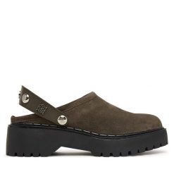 Klapki Guess. Brązowe klapki damskie Guess, z aplikacjami, bez obcasa. Za 584.99 zł.