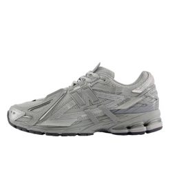 Buty do chodzenia dla dorosłych New Balance 1906A Concrete Silver Metallic. Szare obuwie sportowe damskie New Balance, bez wzorów, z materiału, do biegania. Za 846.80 zł.