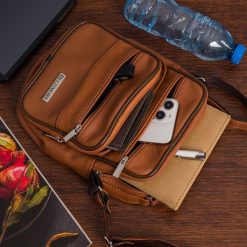 Męska mała torba skórzana przez ramię Beltimore camel G19. Brązowe torby na laptopa męskie bez wzorów. Za 139.99 zł.