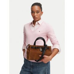 Torebka Tommy Hilfiger. Brązowe torebki do ręki damskie Tommy Hilfiger, bez wzorów, klasyczne, bez dodatków. Za 1,299.00 zł.