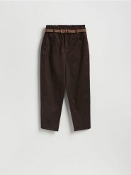 Spodnie chino z paskiem - ciemnobrązowy. Brązowe spodnie materiałowe damskie Reserved, l, bez wzorów, z bawełny. Za 119.99 zł.