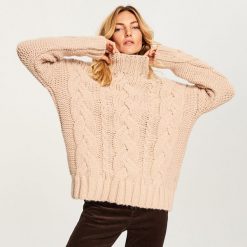 Gruby sweter ze stójką - Różowy. Czerwone swetry damskie Reserved, ze stójką. Za 139.99 zł.