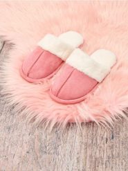 Kapcie z futerkiem - różowy. Czerwone kapcie damskie Sinsay, bez wzorów. Za 29.99 zł.