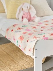 Koc z wiosennym motywem - różowy. Czerwone kocyki dla dzieci Sinsay. Za 15.99 zł.