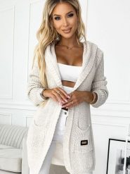 Sweter Kardigan Model 488-1 Beige - Numoco. Brązowe kardigany damskie NUMOCO, plus size, z aplikacjami, bez kołnierzyka, plus size, bez ramiączek, z kapturem. Za 222.78 zł.