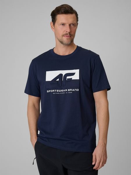 4F T-shirt regular z nadrukiem męski - granatowy S. Niebieskie t-shirty męskie 4f, m, bez wzorów, z bawełny, bez kołnierzyka. Za 69.99 zł.