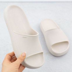 Klapki damskie basenowe plażowe kremowe Zaxy RR285048. Białe klapki damskie Zaxy, bez wzorów, z gumy, bez obcasa. Za 146.99 zł.