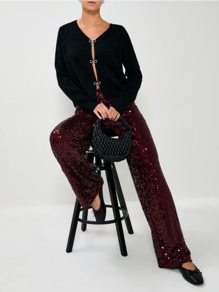 Sweter z kokardami - czarny. Czarne swetry damskie Sinsay, l, bez wzorów, bez kołnierzyka, bez ramiączek, bez kaptura. W wyprzedaży za 27.99 zł.