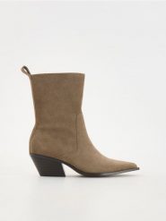 Zamszowe botki - beżowy. Brązowe botki damskie Reserved, z zamszu, bez obcasa, bez zapięcia. Za 259.99 zł.