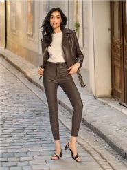 Spodnie skinny fit - brązowy. Brązowe spodnie materiałowe damskie Sinsay, l, bez wzorów, z materiału. W wyprzedaży za 29.99 zł.