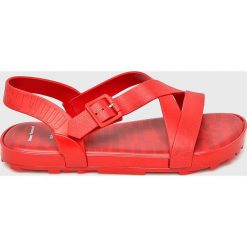 Melissa - Sandały M.32455.52248. Czerwone klapki damskie Melissa, bez wzorów, z kauczuku, bez obcasa, na obcasie, bez zapięcia. W wyprzedaży za 319.90 zł.