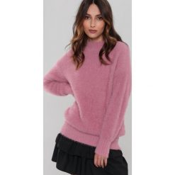 Ciemnoróżowy Sweter Wełniany Merrill. Czerwone swetry damskie Renee, l, bez wzorów, z wełny, klasyczne, bez kołnierzyka, bez ramiączek, długie, bez kaptura. Za 59.99 zł.