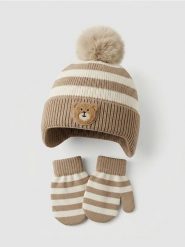 Komplet w paski: czapka z pomponem i rękawiczki z motywem misia - wielobarwny. Rękawiczki dziecięce Sinsay, bez wzorów. Za 22.99 zł.