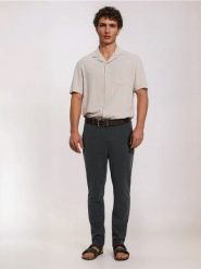Spodnie slim fit - czarny. Czarne spodnie materiałowe męskie Sinsay, l, bez wzorów. Za 49.99 zł.