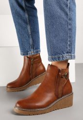 Brązowe Botki na Koturnie Ozdobione Metalową Aplikacją Ravendira. Brązowe botki damskie Born2be, na jesień, eleganckie, bez obcasa, na koturnie, bez zapięcia. Za 119.99 zł.