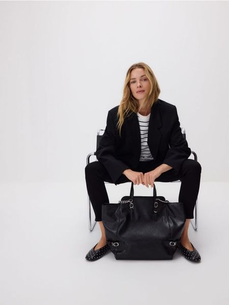 Torebka shopper z klamrami - czarny. Czarne torebki shopper damskie Reserved, bez wzorów, ze skóry, bez dodatków. Za 199.99 zł.