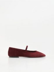 Zamszowe baleriny z paskiem - bordowy. Czerwone baleriny damskie Reserved, bez wzorów, z zamszu, bez obcasa. Za 169.99 zł.
