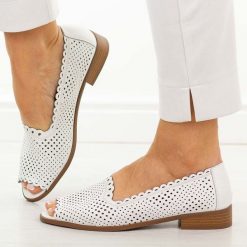 Białe ażurowe półbuty damskie Jezzi 25113-9. Białe sandały damskie Jezzi, w ażurowe wzory, ze skóry, bez obcasa, na płaskiej podeszwie, bez zapięcia. Za 219.00 zł.