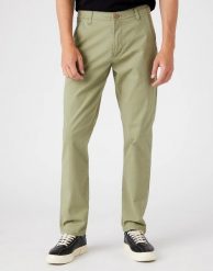 WRANGLER CASEY CHINO OIL GREEN W1C0CGG19 112145878. Zielone spodnie materiałowe męskie Wrangler, l, bez wzorów, z materiału. Za 189.99 zł.