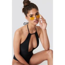 NA-KD Swimwear Kostium kąpielowy wiązany na szyi - Black. Czarne kostiumy jednoczęściowe damskie NA-KD Swimwear. Za 121.95 zł.