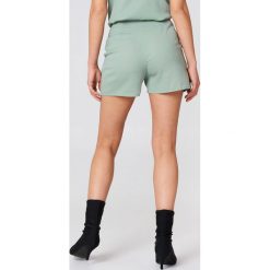 NA-KD Boho Szorty z wysokim stanem - Green. Szorty damskie marki NA-KD Boho. Za 80.95 zł.