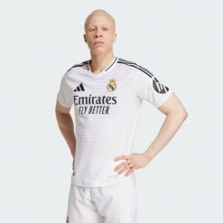 Koszulka Real Madrid 24/25 Home Authentic. Białe koszulki sportowe męskie Adidas, s, bez wzorów, z materiału, bez kołnierzyka, bez ramiączek, do piłki nożnej. W wyprzedaży za 466.00 zł.