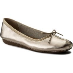 Baleriny CLARKS - Freckle Ice 261326624 Gold Metallic. Baleriny damskie marki Clarks. W wyprzedaży za 199.00 zł.