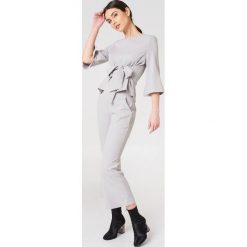 Boohoo Top z wiązaniem i rozszerzane spodnie - zestaw - Grey. Spodnie materiałowe damskie marki Boohoo. W wyprzedaży za 54.59 zł.