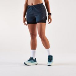 Spodenki do biegania damskie Kiprun 2w1 Run 500 Comfort. Czarne szorty sportowe damskie KIPRUN, m, bez wzorów, z elastanu, sportowe, do biegania. Za 119.99 zł.