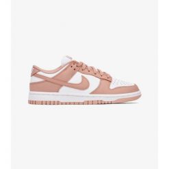 Nike Dunk Low Rose Whisper (W). Czerwone obuwie sportowe damskie Nike, bez wzorów, trekkingowe. Za 119.90 zł.