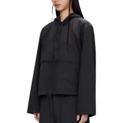 Kurtka RAINS SUVA HARDSHELL SHORT STRING Czarny. Czarne kurtki męskie Rains, m, bez wzorów, z hardshellu, bez kaptura. Za 992.51 zł.