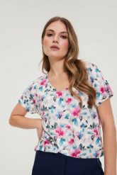 Bluzka z dekoltem w serek biała. Białe bluzki damskie MOODO, l, bez wzorów, z elastanu, bez kołnierzyka, bez ramiączek. Za 79.99 zł.