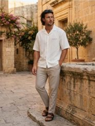 Koszula relaxed z krótkim rękawem z domieszką lnu - kremowy. Białe koszule męskie Sinsay, l, bez wzorów, bez kołnierzyka, bez ramiączek. Za 59.99 zł.